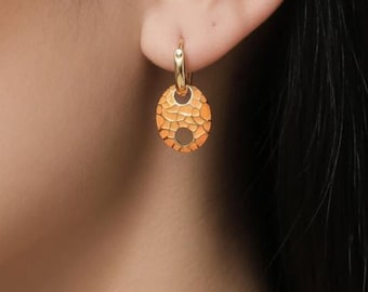 Pendientes de aro colgantes de mosaico de esmalte naranja con dije de circonita cúbica de latón