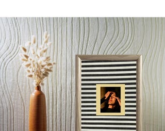 Cornice portafoto Polaroid moderna / Sfondo minimalista a righe / Decorazione murale fatta a mano / Tappetino espositivo in legno