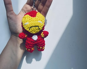 Accessorio fatto a mano, regalo personalizzato, portachiavi all'uncinetto, ciondolo kawaii per borsa, ispirato a Iron Man