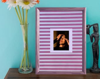 Cornice portafoto Polaroid a righe rosa / Avvolta in tessuto, adatta a 8x10, decorazione murale con passepartout / Regalo per