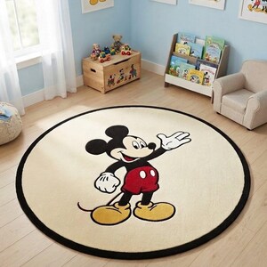 Könnte beinhalten: Ein runder Teppich mit einer großen, mittigen Grafik von Mickey Mouse in seiner klassischen roten Hose, gelben Schuhen und weißen Handschuhen. Der Teppich hat einen cremefarbenen Hintergrund und einen dicken schwarzen kreisförmigen Rand.