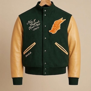 Puede incluir: Un letrero de madera rústica con la frase "Welcome to our home" en letras blancas. El letrero presenta un acabado envejecido y un diseño sencillo y acogedor.