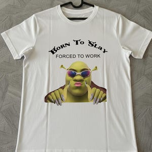 Shrek Born To Slay T-shirt - Rolig ironisk T-shirt - Gen Z Meme-gåva - Sarkastisk vit skjorta Arbetsironi Skitpost Y2K