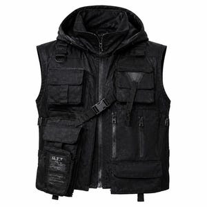 Pode incluir: Colete preto com capuz com vários bolsos e zíper frontal. O colete tem uma aparência texturizada e uma pequena bolsa com as letras "N.F.T." impressas. O colete tem um design tático.