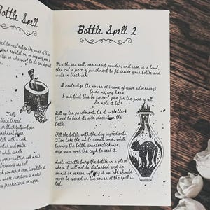 Pu&ograve; includere: Una pagina di libro aperta intitolata Bottle Spell 2 con testo e illustrazioni in inchiostro nero. La pagina presenta istruzioni per un incantesimo, un disegno di un mortaio con pestello e una bottiglia con la sagoma di un gatto stellato.