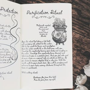 Pu&ograve; includere: Una pagina di libro aperta intitolata Purification Ritual con testo in inchiostro nero e un'illustrazione disegnata a mano di un calderone a tre gambe che emette fumo. La pagina elenca i materiali necessari e le istruzioni per un rituale.