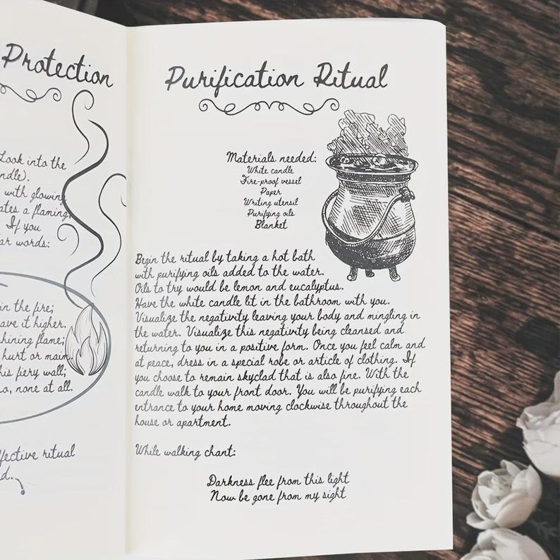 Pu&ograve; includere: Una pagina di libro aperta intitolata Purification Ritual con testo in inchiostro nero e un'illustrazione disegnata a mano di un calderone a tre gambe che emette fumo. La pagina elenca i materiali necessari e le istruzioni per un rituale.
