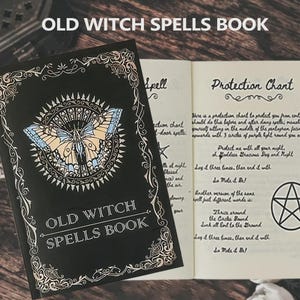 Pu&ograve; includere: Un libro nero intitolato OLD WITCH SPELLS BOOK con un'illustrazione di farfalla dorata sulla copertina. Le pagine aperte mostrano testo scritto a mano tra cui Protection Chart e un pentagramma, con bordi dorati decorativi sulla copertina.