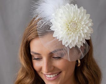 Ślubna spinka do włosów z welonem w kształcie klatki dla ptaków. Ozdoba na głowę z piórami i białym kwiatem. Ozdoba ślubna z kapeluszem Kentucky Derby.