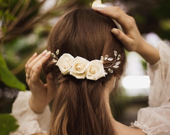 Ivoorkleurige haarkam met bloemen, huwelijkshaarstuk, echt aanvoelende rozen bruidshaarkam. Gebloemde sluierkam. Gebloemd haarstukje