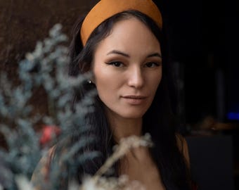 Diadema color amarillo mostaza, estilo kokoshnik, de ante. Diadema única para bodas.