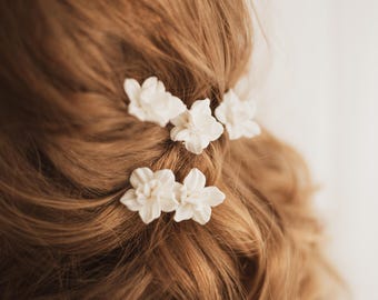 Białe spinki do włosów z kwiatami, ślubne spinki do włosów, małe ozdoby do włosów z kwiatami. Ślubny zestaw spinek do włosów z kwiatami. Ozdoba do włosów z kwiatami.