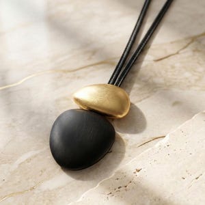 Naszyjnik z organicznym afrykańskim hebanowcem, złoty akcent, skórzany sznurek, minimalistyczna biżuteria designerska