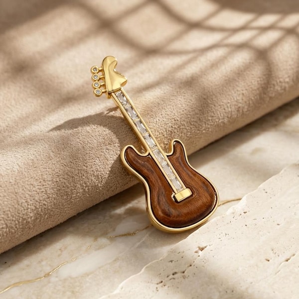 Vintage gitaarbroche, hout en gouden accenten, accessoire voor muziekliefhebbers