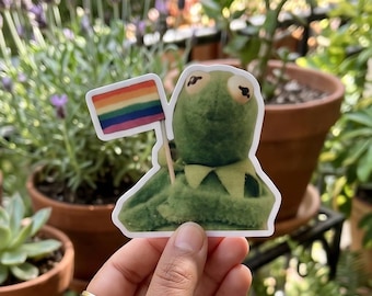Pegatinas troqueladas de Kermit con la bandera del orgullo, imanes para coche, vinilo, accesorios y regalos para mamás.