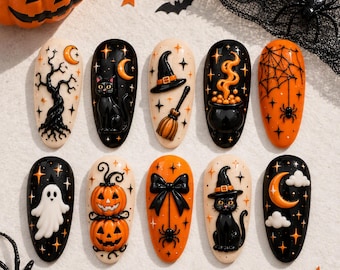 Może przedstawiać: Zestaw dziesięciu sztucznych paznokci z motywami halloweenowymi, takimi jak czarny kot, kapelusz czarownicy, miotła, kociołek, pajęczyna, duch, stos dyń, czarna kokarda i półksiężyc, ozdobione gwiazdkami na czarnym i pomarańczowym tle.
