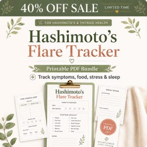 Op de afbeelding: Een printbaar PDF-pakket voor de Hashimoto's Flare Tracker met een klembord en diverse trackingbladen. De documenten bevatten secties voor voeding, stress, slaap en symptoomchecklists, versierd met illustraties van groene bladeren en tekst.