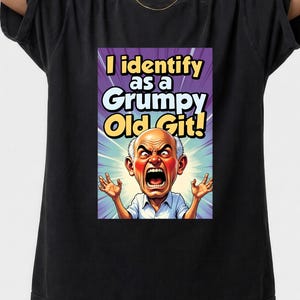Könnte beinhalten: Schwarzes T-Shirt mit einem farbenfrohen Grafikdesign. Das Design zeigt einen wütenden, glatzköpfigen Mann mit dem Text "I identify as a Grumpy Old Git!". Der Mann hat den Mund offen und die Arme erhoben, in einem auffälligen Design.