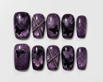 Uñas postizas moradas estilo ojo de gato hechas a mano con mariposa negra y detalles de cadena plateada – Estilo gótico Y2K