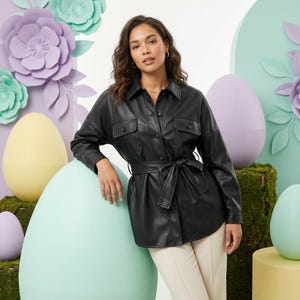 レディース フェイクレザー ベルト付きシャツジャケット - ブラック ボタンダウン ヴィーガン モトジャケット ポケット付き - スタイリッシュでエッジの効いた長袖トレンチトップ アウター