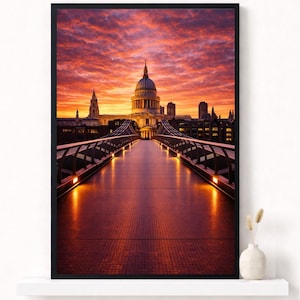 Può includere: Stampa incorniciata della Cattedrale di St. Paul a Londra al tramonto. L'immagine presenta un ponte che conduce alla cattedrale, con un cielo dai toni arancioni e rossi. La stampa è in una cornice nera.