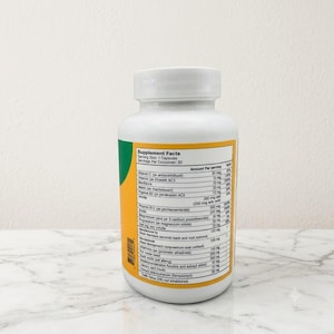 Puede incluir: Un frasco de suplemento de pl&aacute;stico blanco con una etiqueta amarilla y verde que presenta una tabla de informaci&oacute;n nutricional. La etiqueta enumera el tama&ntilde;o de la porci&oacute;n y varios ingredientes con sus cantidades por porci&oacute;n impresas.