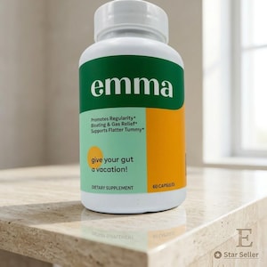 Puede incluir: Un frasco de pl&aacute;stico blanco de c&aacute;psulas de suplemento diet&eacute;tico Emma con una etiqueta verde, verde claro y naranja. La etiqueta presenta el texto "emma", "Promotes Regularity", "Bloating & Gas Relief", "Supports Flatter Tummy", "give your gut a vacation!" y "60 CAPSULES".