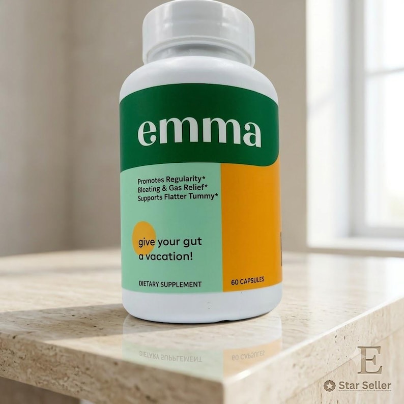 Puede incluir: Un frasco de pl&aacute;stico blanco de c&aacute;psulas de suplemento diet&eacute;tico Emma con una etiqueta verde, verde claro y naranja. La etiqueta presenta el texto "emma", "Promotes Regularity", "Bloating & Gas Relief", "Supports Flatter Tummy", "give your gut a vacation!" y "60 CAPSULES".
