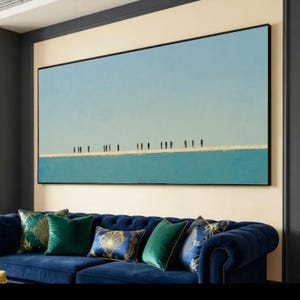 Könnte beinhalten: Ein großes rechteckiges Wandbild mit einer minimalistischen Landschaftsmalerei, bestehend aus einem hellblauen Himmel über einer dünnen beigen Horizontlinie und einem einfarbigen türkisen Vordergrund, gerahmt in einem dünnen schwarzen Rand.