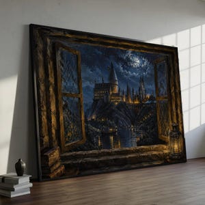Puede incluir: Una impresión de arte mural rectangular que muestra una vista a través de un marco de ventana de madera abierto por la noche. La escena muestra un gran castillo de piedra iluminado con luces cálidas, situado en un acantilado rocoso sobre un lago oscuro bajo la luna llena.