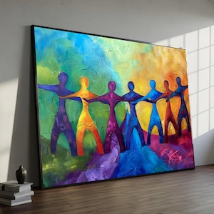 Puede incluir: Una gran pintura abstracta enmarcada que representa siete figuras humanas estilizadas tomadas de la mano. Las figuras están pintadas en un espectro de colores, incluyendo morado, naranja y azul, sobre un fondo vibrante y texturizado. La obra de arte se exhibe contra una pared blanca.