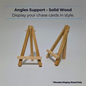 K&ouml;nnte beinhalten: Zwei helle Aufsteller aus massivem Holz mit einer Stativstruktur und einer horizontalen Ablage. Der Text dar&uuml;ber lautet: Angles Support &bull; Solid Wood. Display your chase cards in style. Der Text darunter lautet: *Wooden Display Stand Only.