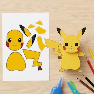 Può includere: Un modello di carta Pikachu giallo completato accanto al suo modello di carta, che mostra i pezzi ritagliati. Il testo "Final Complete Project" è in alto. Sono presenti anche un flacone di colla blu e delle forbici.