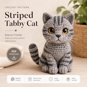 Puede incluir: Un patrón de ganchillo para un gato atigrado rayado, con el texto "CROCHET PATTERN Striped Tabby Cat", "Beginner Friendly", "Step-by-step pattern with photos" y "PDF DOWNLOAD". La imagen muestra un gato de ganchillo gris con rayas oscuras.