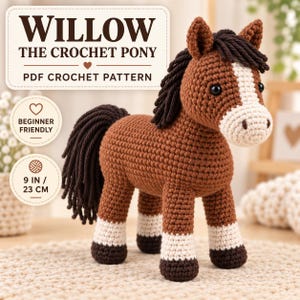 Puede incluir: Un poni de ganchillo marrón con crin y cola de color marrón oscuro, una mancha blanca en la cara y patas inferiores blancas con cascos de color marrón oscuro. El texto dice WILLOW THE CROCHET PONY, PDF CROCHET PATTERN, BEGINNER FRIENDLY y 23 CM.