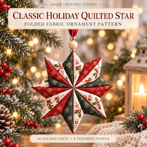 Op de afbeelding: Een gewatteerd ster-ornament van gevouwen stof in rood, donkergroen en crème met hulst- en gouden sneeuwvlokpatronen. De ster heeft acht punten en is bekroond met een houten kraal en rood lint. Tekst: CLASSIC HOLIDAY QUILTED STAR FOLDED FABRIC ORNAMENT PATTERN, 16 FOLDED UNITS, 8 FINISHED POINTS.