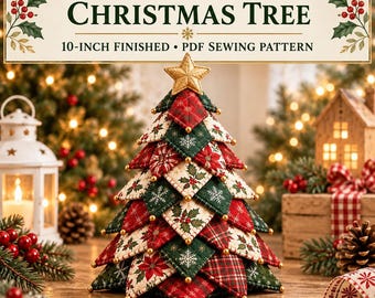 Puede incluir: Un patrón de costura PDF para un árbol de Navidad de pétalos plegados de 25,4 cm. El árbol está hecho de piezas de tela acolchada en rojo, verde y crema con estampados de acebo, flor de pascua y copos de nieve, rematado con una estrella de tela dorada.
