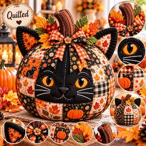 Pode incluir: Uma abóbora de tecido acolchoado em forma de gato com padrões de patchwork pretos, laranjas e brancos com folhas, abóboras e uma silhueta de gato. Tem olhos cor de laranja, bigodes, um caule castanho e um laço xadrez com um botão de madeira.