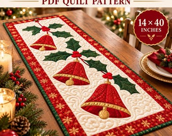 Puede incluir: Un patrón de acolchado PDF para camino de mesa con campanas navideñas, tres campanas rojas con bordes dorados y hojas de acebo verdes sobre fondo crema, borde rojo con copos de nieve dorados. El camino mide 14 por 40 pulgadas.