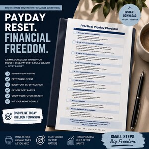 Könnte beinhalten: Eine Finanzplanungs-Checkliste mit dem Titel "Practical Payday Checklist" mit einem schwarzen Stift und einer Tasse Kaffee. Die Checkliste enthält Schritte für Budgetierung, Sparen und Schuldenmanagement. Der Text "Payday Reset. Financial Freedom" ist ebenfalls sichtbar.