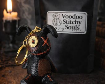 Portachiavi inquietante a forma di coniglietto voodoo, accessorio per bambola stampato in 3D, dipinto a mano e cucito.