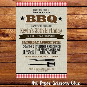 Puede incluir: Una invitaci&oacute;n a una fiesta de cumplea&ntilde;os con barbacoa con un borde a cuadros rojo y blanco. La invitaci&oacute;n incluye el texto "BBQ" y detalles para el 35 cumplea&ntilde;os de Kevin, incluyendo la fecha, hora y lugar. La invitaci&oacute;n tambi&eacute;n incluye un gr&aacute;fico de una esp&aacute;tula y un tenedor.