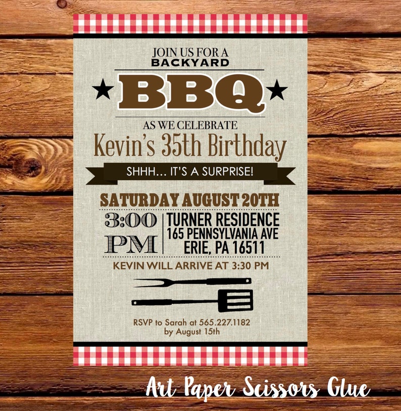 Puede incluir: Una invitaci&oacute;n a una fiesta de cumplea&ntilde;os con barbacoa con un borde a cuadros rojo y blanco. La invitaci&oacute;n incluye el texto "BBQ" y detalles para el 35 cumplea&ntilde;os de Kevin, incluyendo la fecha, hora y lugar. La invitaci&oacute;n tambi&eacute;n incluye un gr&aacute;fico de una esp&aacute;tula y un tenedor.