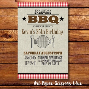 Puede incluir: Invitaci&oacute;n a una barbacoa con fondo beige y bordes a cuadros rojos y blancos. La invitaci&oacute;n dice "&Uacute;nase a nosotros para una barbacoa en el patio trasero para celebrar el 35 cumplea&ntilde;os de Kevin". Incluye un gr&aacute;fico de parrilla y detalles del evento.