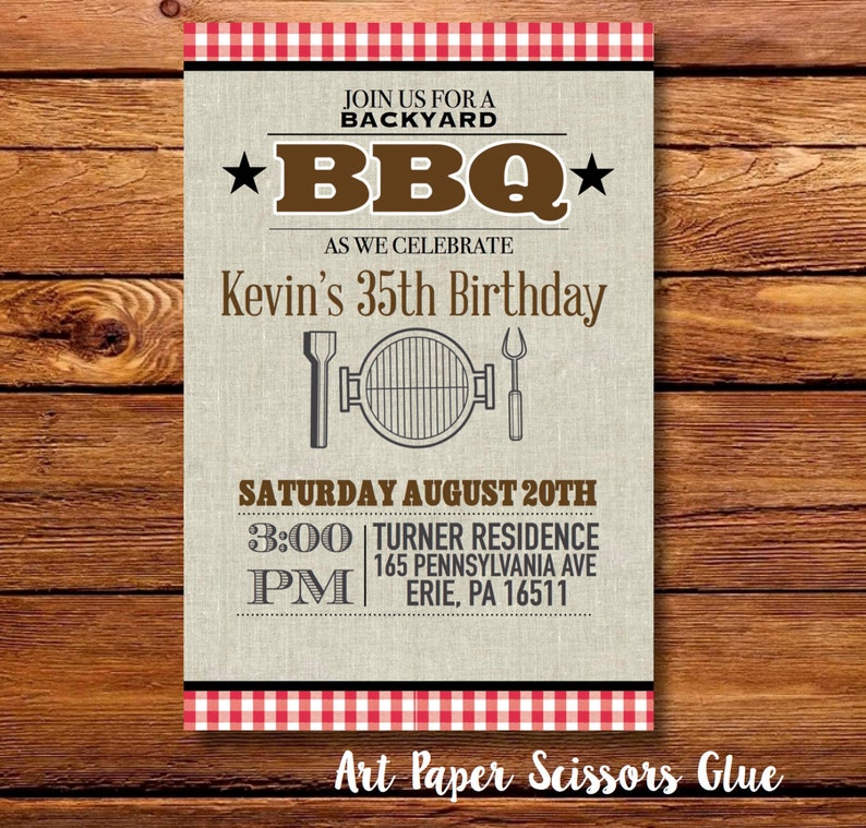 Puede incluir: Invitaci&oacute;n a una barbacoa con fondo beige y bordes a cuadros rojos y blancos. La invitaci&oacute;n dice "&Uacute;nase a nosotros para una barbacoa en el patio trasero para celebrar el 35 cumplea&ntilde;os de Kevin". Incluye un gr&aacute;fico de parrilla y detalles del evento.