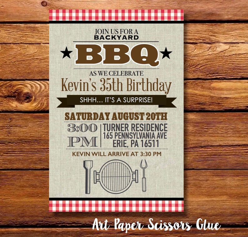 Puede incluir: Invitaci&oacute;n rectangular con tem&aacute;tica de barbacoa. La invitaci&oacute;n presenta el texto "Join us for a Backyard BBQ" y "Kevin's 35th Birthday". El dise&ntilde;o incluye un borde a cuadros rojos y blancos y un gr&aacute;fico de una parrilla.