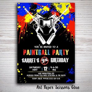 Puede incluir: Invitación a una fiesta de paintball negra con un gráfico de máscara y armas de paintball. La invitación incluye el texto "Paintball Party" y detalles para el noveno cumpleaños de Garret, incluyendo la fecha, hora y lugar.