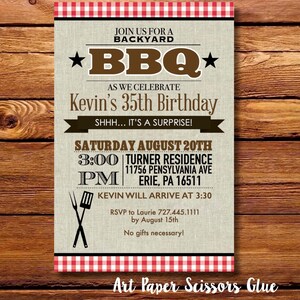 Puede incluir: Una invitaci&oacute;n a una barbacoa con un dise&ntilde;o r&uacute;stico. La invitaci&oacute;n presenta el texto "BBQ" y "35 cumplea&ntilde;os de Kevin". La invitaci&oacute;n incluye la fecha, la hora y el lugar del evento. La invitaci&oacute;n est&aacute; bordeada con un patr&oacute;n de cuadros rojos y blancos.