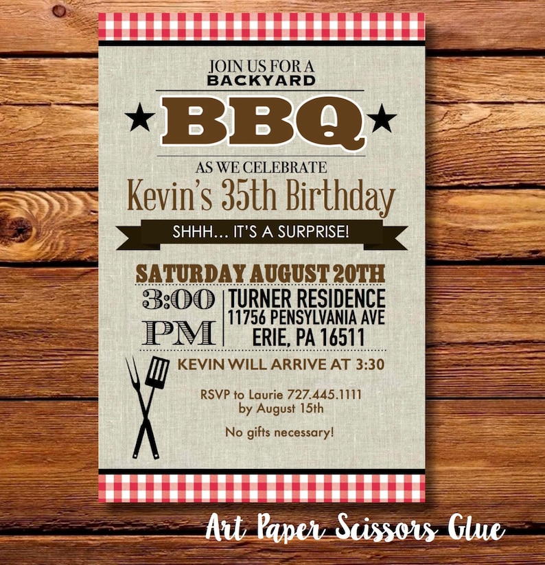 Puede incluir: Una invitaci&oacute;n a una barbacoa con un dise&ntilde;o r&uacute;stico. La invitaci&oacute;n presenta el texto "BBQ" y "35 cumplea&ntilde;os de Kevin". La invitaci&oacute;n incluye la fecha, la hora y el lugar del evento. La invitaci&oacute;n est&aacute; bordeada con un patr&oacute;n de cuadros rojos y blancos.