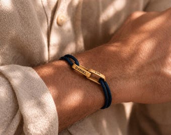 Pulseira personalizada com dois nomes entrelaçados, símbolo de conexão profunda entre amantes.